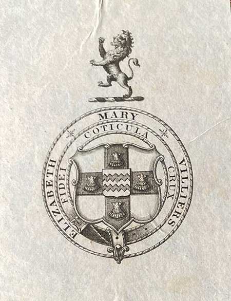 Familiewapen met een kruis met in het hart een wapen met twee zwartwitte zigzagbanen. Op het kruis staan vier jacobsschelpen. In de eerste cirkel om het wapen staat Fidei Coticula Crux. In de buitenste cirkel om het wapen staat Elizabeth Mary Villiers. Boven de cirkel met het wapen staat een leeuw. 