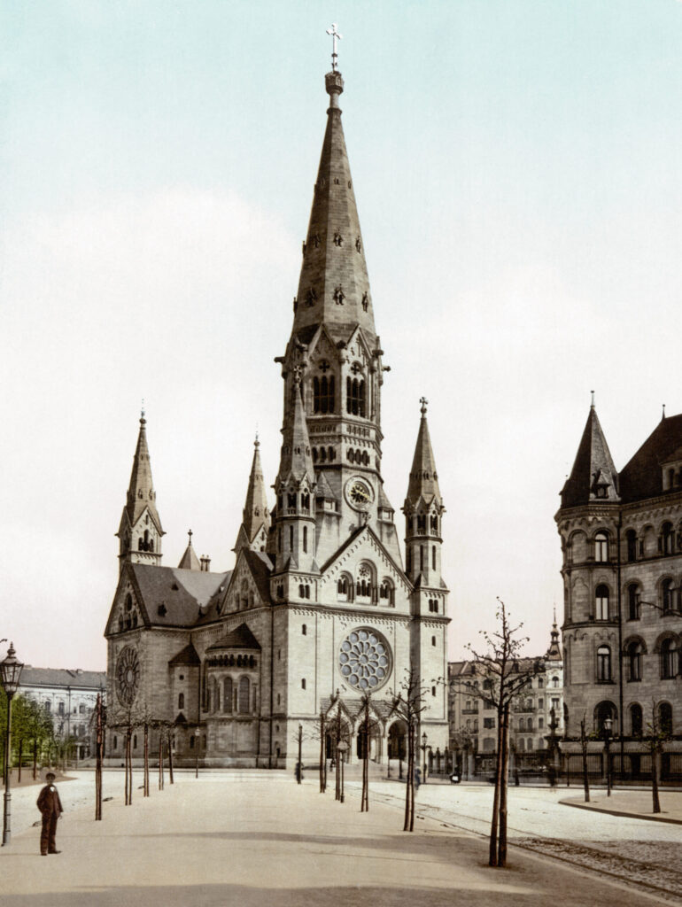 Oude foto van een kerk aan een verlaten straat.