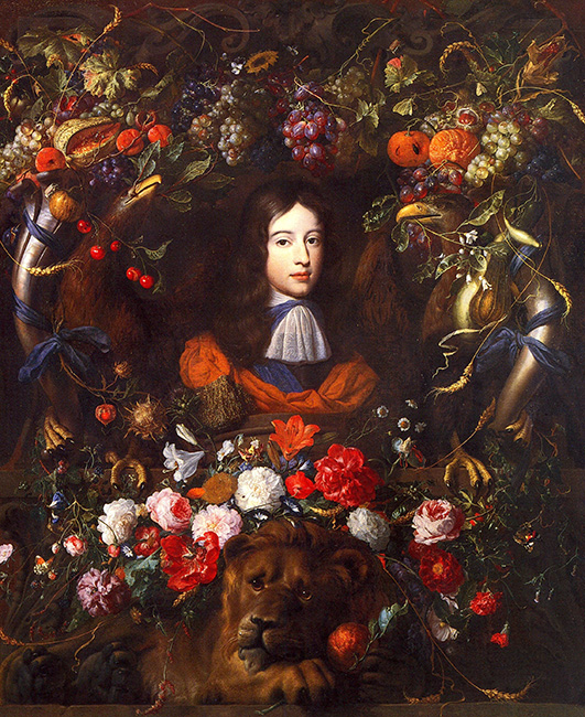 Portret van een bleke jongen met lang donker haar en een witte sjaal om. Hij is omringd door guirlandes van bloemen en vruchten. Onderaan het schilderij ligt een leeuw te slapen. 