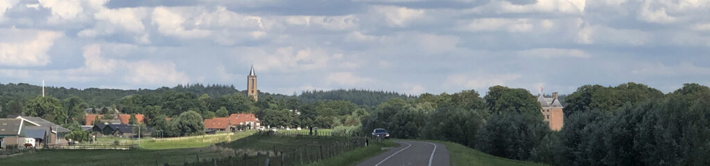 Omgeving van Amerongen vanaf de dijk: links het dorp met de Andrieskerk, rechts tussen de bomen het kasteel