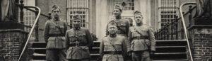 Vijf officieren voor het kasteel