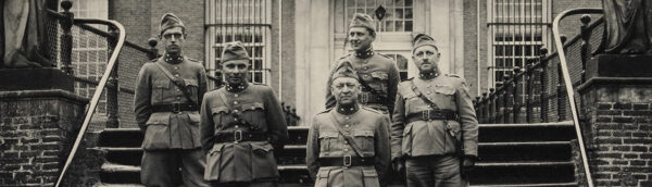 Vijf officieren voor het kasteel
