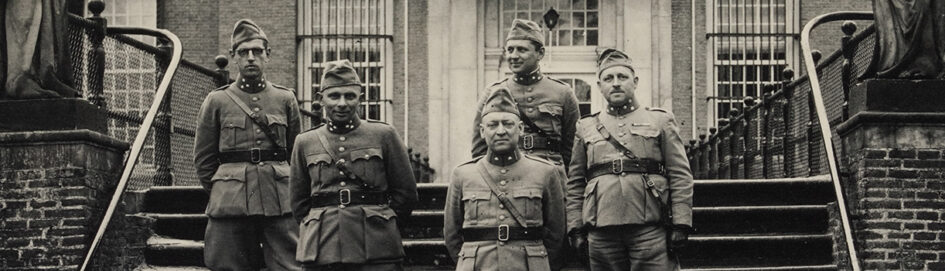 Vijf officieren voor het kasteel