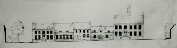 Rijtje huizen met rechts het raadhuis in Amerongen