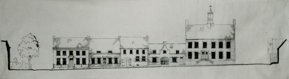 Rijtje huizen met rechts het raadhuis in Amerongen