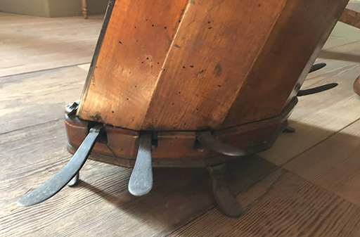 De onderkant van de harp, hier zijn meerdere pedalen zichtbaar die maar twee posities hebben: boven en onder. 