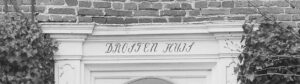 De naam Drosten Huis, zoals het boven de deur van het Drostehuis in Amerongen staat.