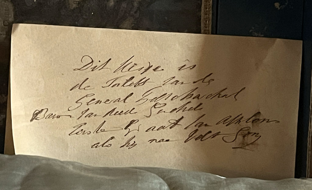 Briefje met een onduidelijk handschrift.