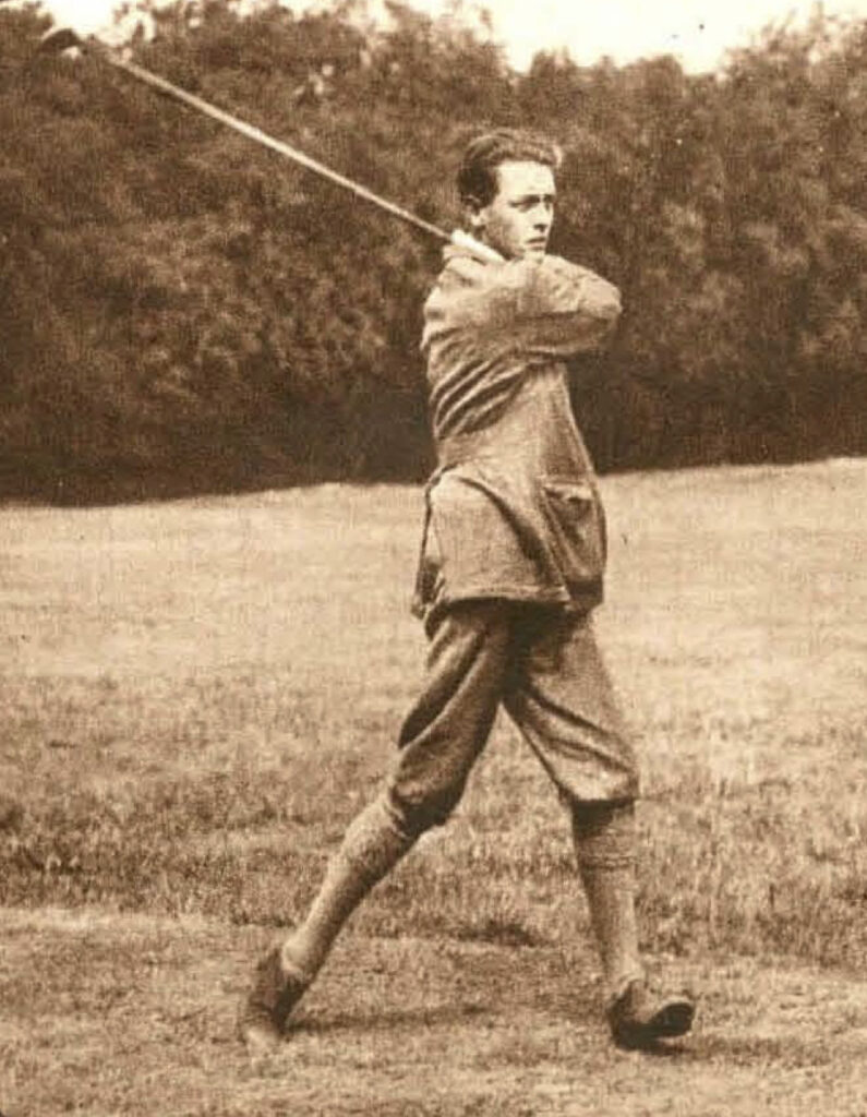 Een zwartwitfoto van een golfer die net een bal heeft geslagen