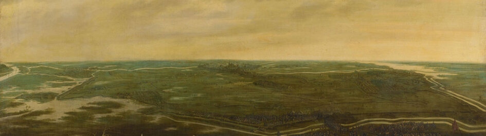 Een waterig landschap met in de verte een stad.