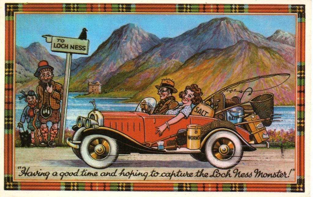 Een rode open auto met een man en een vrouw en allemaal visspullen achterin. Ze rijden langs een bordje "Loch Ness" waar twee Schotten naast staan die verbaasd kijken.