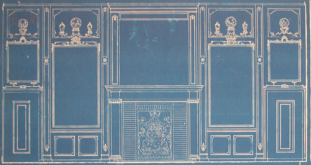 Blauwdruk van het ontwerp van een wand met lambrisering. In het midden een schouw met ruimte voor een schouwstuk en in de haard een haardplaat met druk motief. Aan weerszijden van de schouw ruimte voor een groot langwerpig schilderij en aan de buitenkant twee deurn met daarboven ook nog ruimte voor een schilderij.