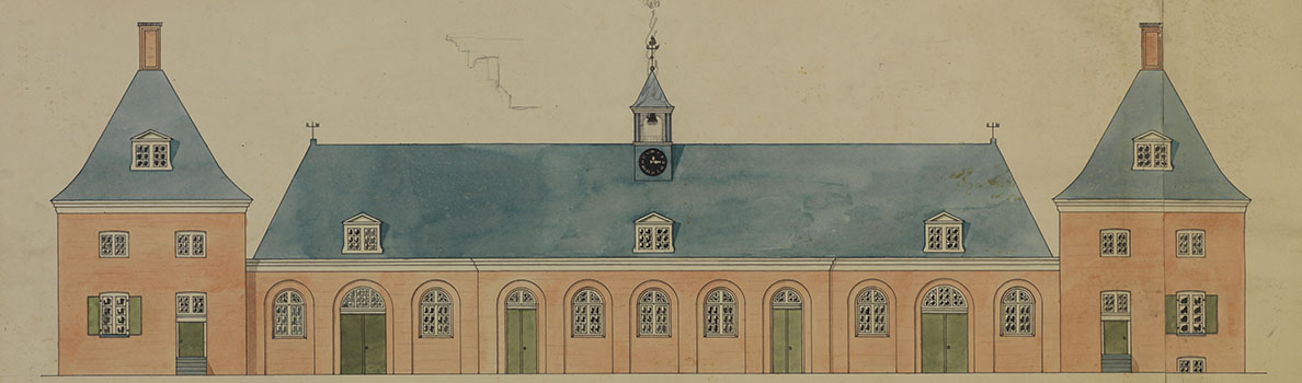 Een breed gebouw van één verdieping met zadeldak met aan weerszijden twee paviljoens van twee verdiepingen met puntdak.