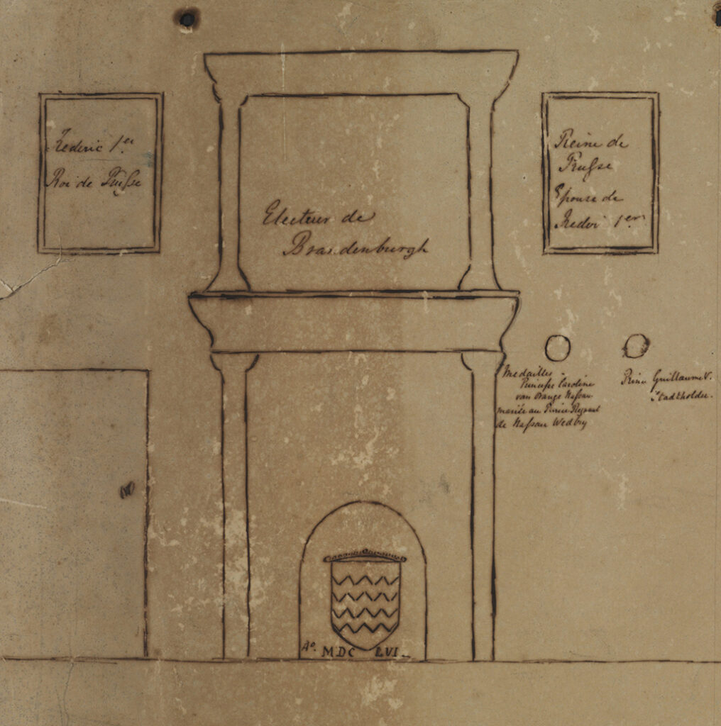Tekening van een schouw met links daarvan een deur. Boven de schouw staat geschreven welk schouwstuk er hangt. Aan weerszijden van het schouwstuk is een schilderijlijst ingetekend met daarin tekst welk portret daar moet hangen. In de schouw een haardplaat met het Van Reede wapen en daaronder staat Ao MDC LVI