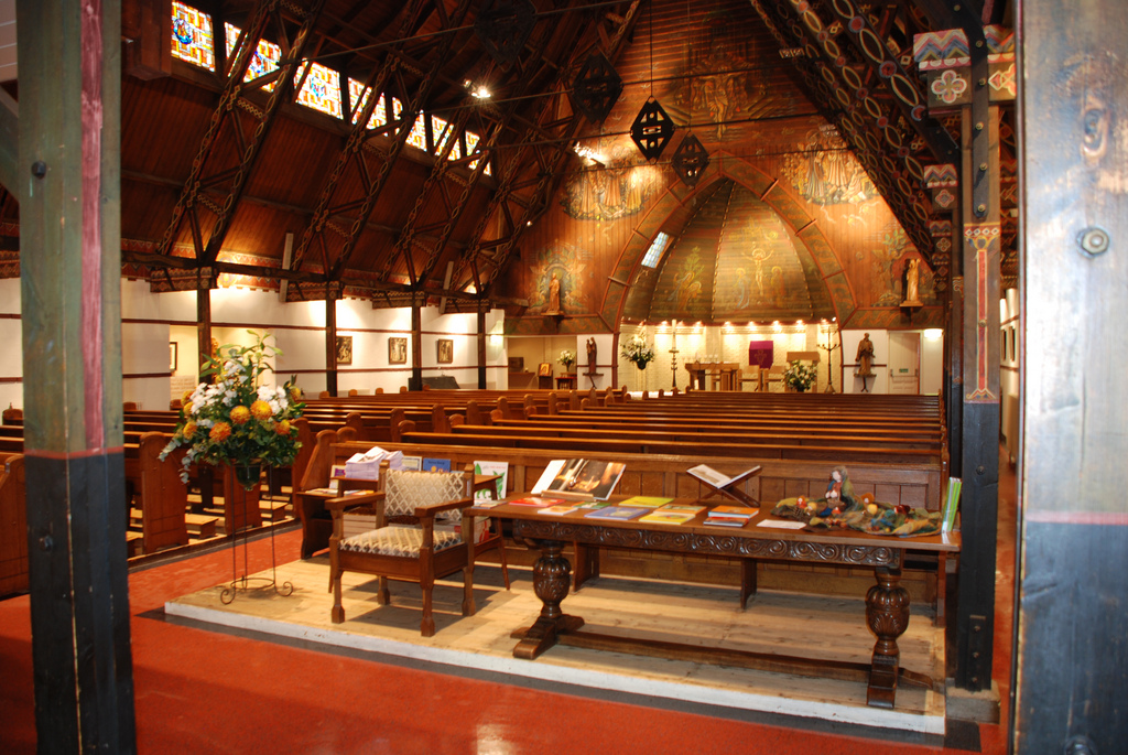 Interieur van een een kerk met een houten beschilderd plafond. 