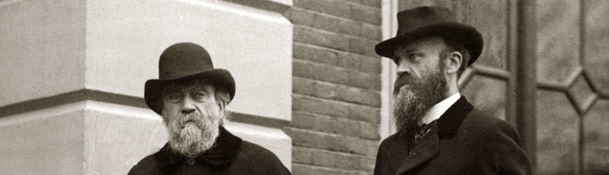 Twee mannen met baard en een zwarte hoed op