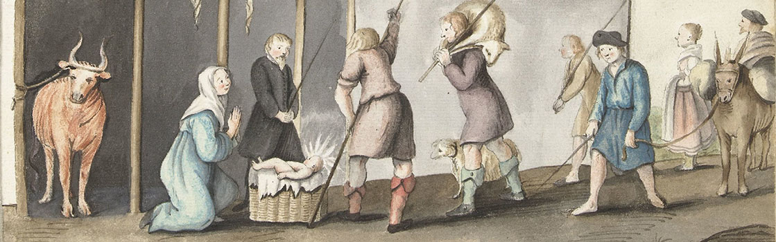 Kerststal met links een os, dan Maria in een blauwe jurk geknield bij een mandje met baby, naast haar Jozef in het zwart, dan twee herders, één met een staf, de ander met een schaap op zijn nek en één lopend naast hem. Op de achtergrond komen de drie wijzen.