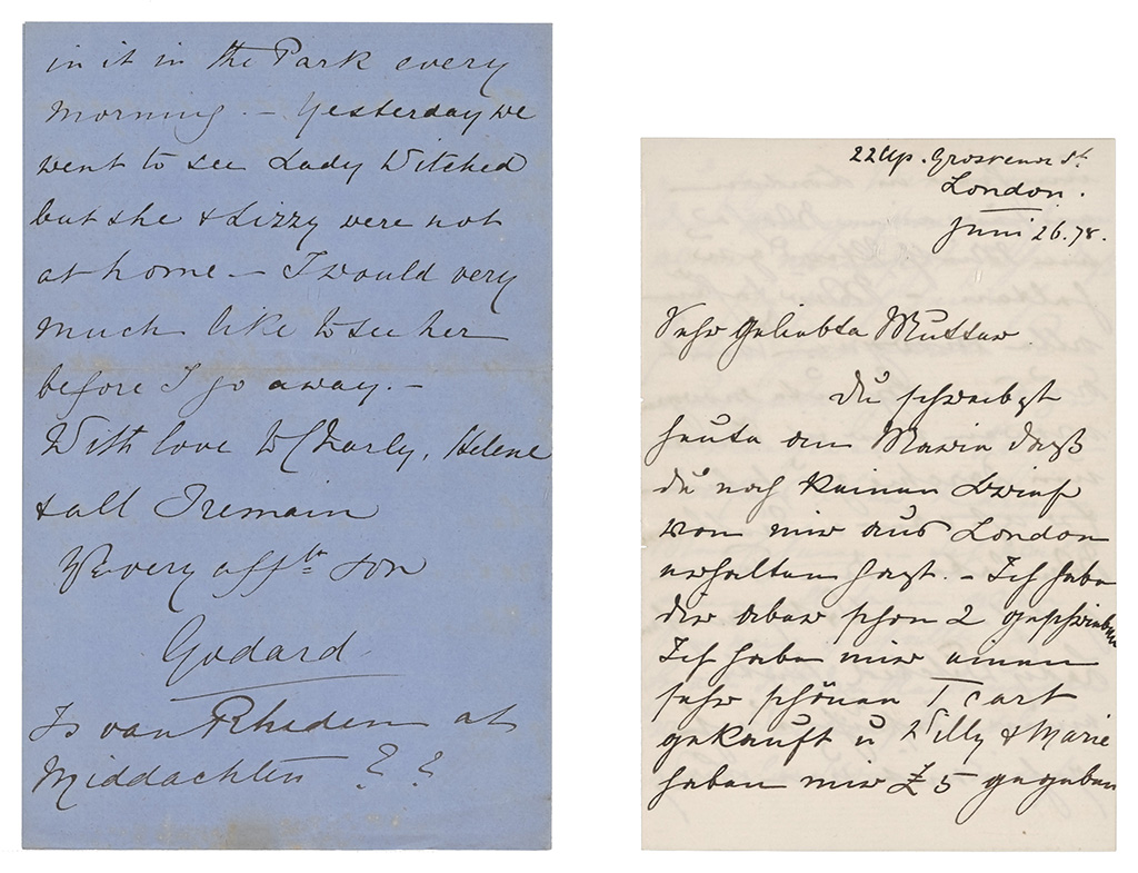 Links een brief op blauw papier in het Engels, rechts een brief op wit papier in het Duits. Het handschrift op het linker blad oogt veel regelmatiger en rustiger. 