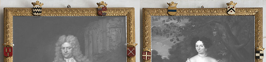 De bovenkanten van twee schilderijen, links een man, rechts een vrouw. De lijsten zijn goud met op elke lijst vier familiewapens.