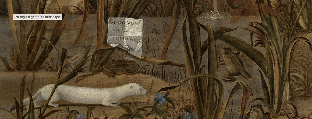 Een hermelijn in het gras met daarachter een gevouwen blaadje met de tekst "Malo mori quam foedari". In het gras zitten ook twee kikkers.