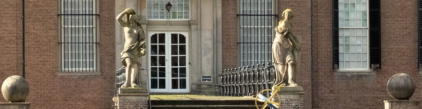 De ingang van kasteel Amerongen met aan weerszijde een standbeeld van een vrouw