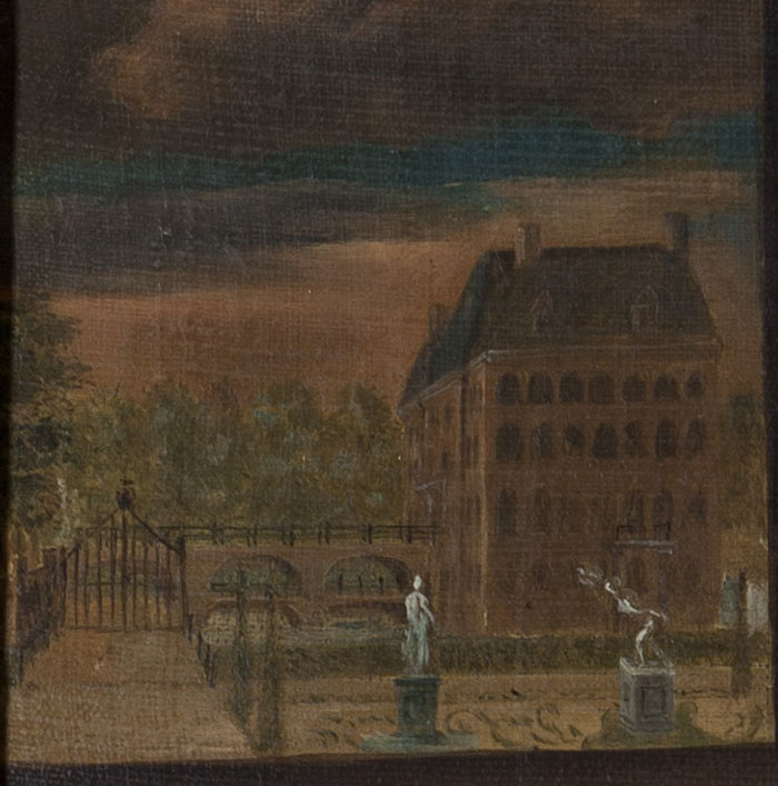 Kasteel Amerongen met de dubbele brug en links een hek naar het pad dat naar de brug leidt. Op de voorgrond twee beelden: links een staande figuur en rechts een figuur die iets lijkt te werpen. Om de beelden brodderieën en een heggetje.