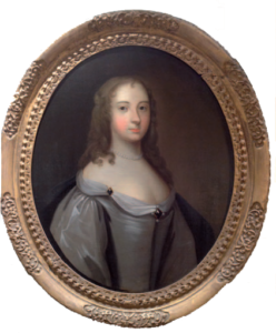 Ovaal busteportret van een jonge vrouw met een grijze jurk aan. Haar bruine krullen hangen tot op haar schouders.
