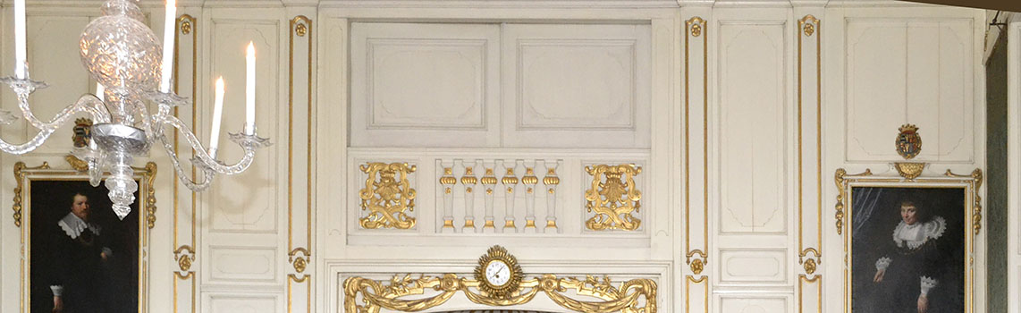 lambrizering met bovenin twee deurtjes met daaronder een nep-balustrade