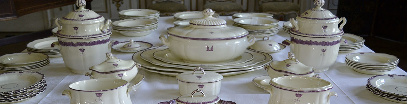 Tafel vol met cremekleurig servies met paarse accenten
