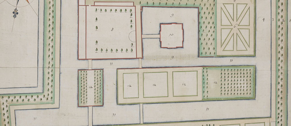 Fragment van een plattegrond van het kasteel en de tuin. Bovenaan de voorburcht met het kasteel in de gracht. De gracht tussen het bastion en de voorburcht loopt helemaal recht door tot aan de buitengracht. Op de voorburcht en het bastion staan bomen ingetekend. Op het Noordereiland staan die rechthoeken getekend met daarin een 12. Helemaal rechts nog een stuk met bomen (en een 12). Het zuider eiland heeft rechts een geometrische sterfiguur.