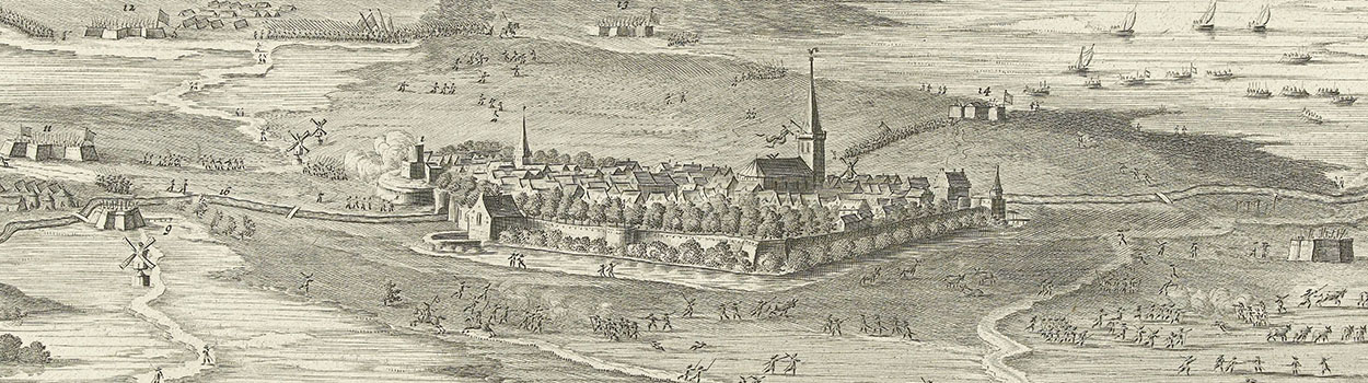 Gravure van een vestingstadje met daaromheen militaire bewegingen