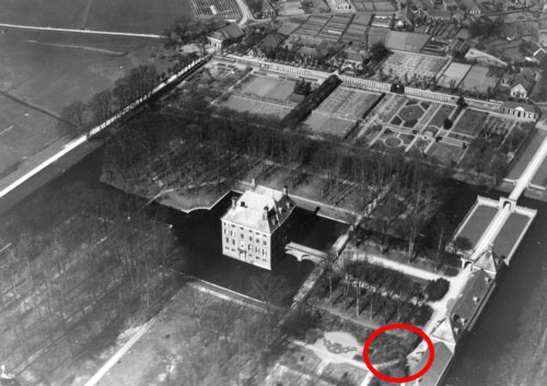 Zwartwit luchtfoto van Kasteel Amerongen en de tuin met een rondje vlak voor het koetshuis.