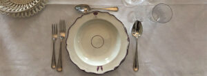 Bord van het Athlone servies op damast met zilveren bestek.