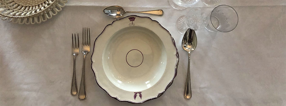 Bord van het Athlone servies op damast met zilveren bestek.