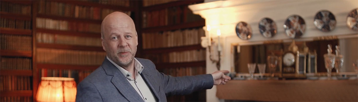 Diederik van vleuten voor de schouw in de bibliotheek