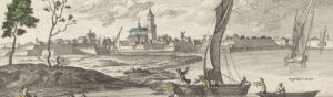 Naarden vanaf de Zuiderzee met een zeilboot met de wind in de zeilen op de voorgrond.