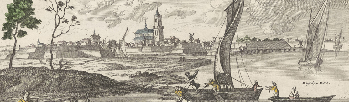 Naarden vanaf de Zuiderzee met een zeilboot met de wind in de zeilen op de voorgrond.
