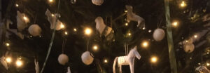 Kerstversiering met witte dieren