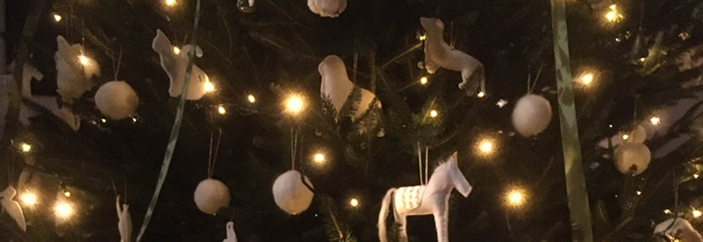 Kerstversiering met witte dieren