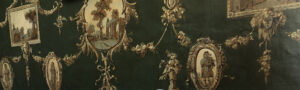 Groen behang met daarop medaillons met afbeeldingen.