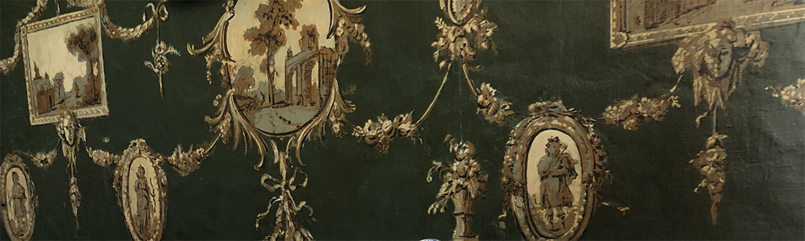 Groen behang met daarop medaillons met afbeeldingen.