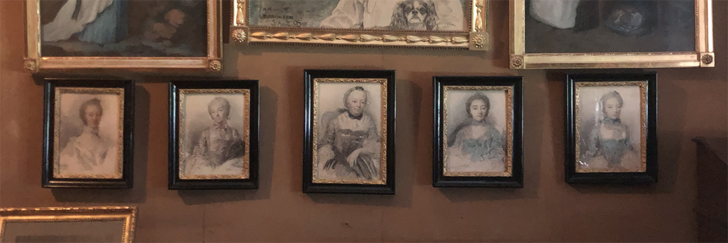 Vijf kleine portretjes op een rij, allemaal van vrouwen