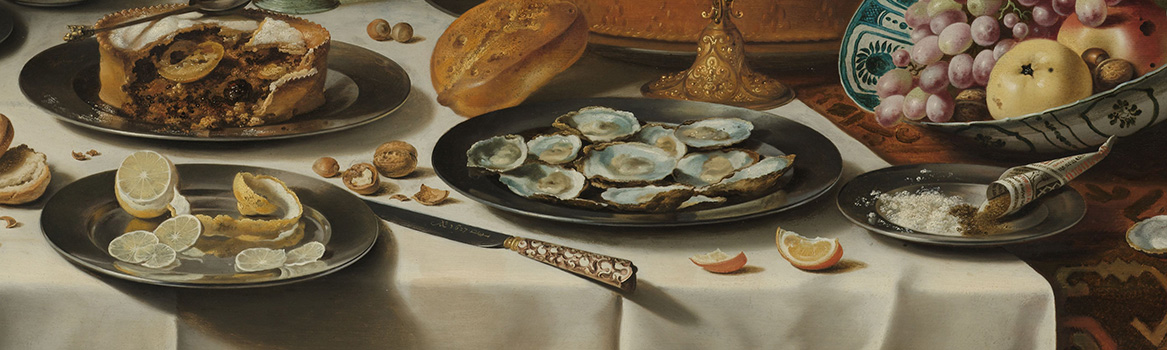 Schilderij van borden op een rijk gedekte tafel