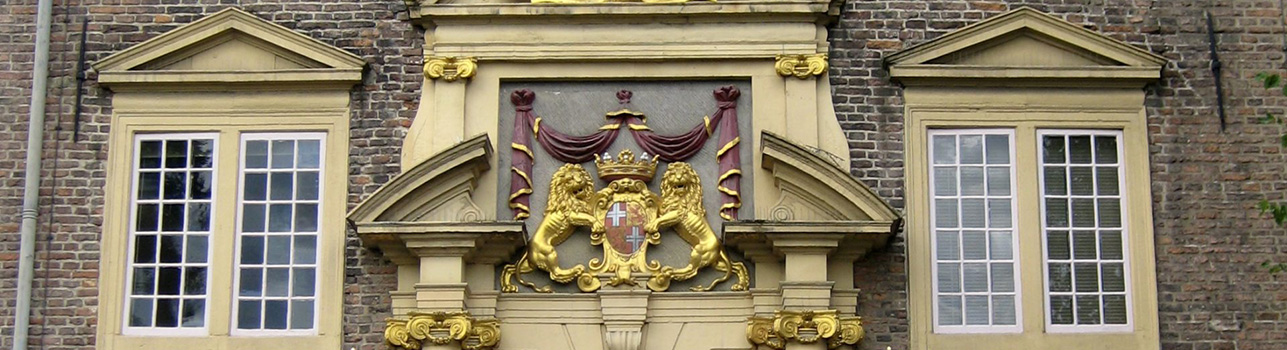 Het wapen van Utrecht boven de ingang van de statenkamer