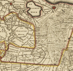 Rechtsboven aan de Zuiderzeekust met Naarden, direct daarnaast (midden boven het Naardermeer en links daarvan Weesp. Onder Naarden de woeste gronden waarin staat Goyland. Links hiervan de rechte ontginning van 's-Graveland en daaronder de ronde ontginning van Loosdrecht. De grens van Holland is roze, die van Utrecht is geel.