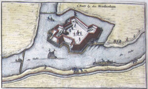 Fort de Hinderdam in vogelvluchtperspectief. Onder stroomt horizontaal de vecht. Aan de linkerkant ligt een dam met een soort opening waar een bootje door vaart. Rechts vaart een trekschuit met een paard op het jaagpad. In het fort zijn een paar soldaten. Naar boven toe ligt ook een water met een dam.
