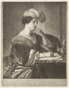 Aan een bureau zit een vrouw te schrijven. De wijsvinger van haar linkerhand ligt op haar vingers lippen, in haar rechterhand de veer waarmee ze schrijft. Ze draagt een hoofdtooi met veren.