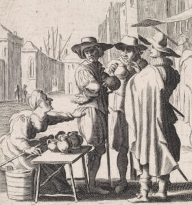 Vrouw zit achter tafeltjes met kannetjes en ze spreekt drie mannen met hoeden, en zwaarden aan die voor haar tafeltje staan.