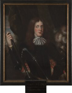 Donker portret van een blozende man. De man heeft een lang gezicht met donkere ogen, blozende wangen en rode lippen. Hij heeft lang, stijl, bruin haar. Hij draagt een kanten sjaaltje met een knoop om zijn hals. Daaronder draagt hij een zwart harnas, in zijn hand heeft hij een zwarte maarschalkstaf. Op de achtergrond een helm met witte veren.