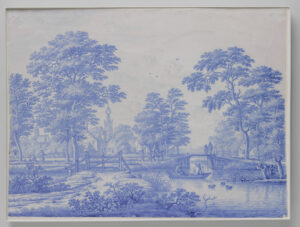 Plaat van faience (wit keramiek met blauwe afbeelding) met een gezicht op Overschie. Links de kerktoren van Overschie, rechts een riviertje met brug, waarop twee figuren. In het water een bootje met twee vissende mannen. Er zwemmen wat eendjes.